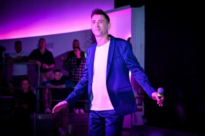 Baptiste Valloy sur la scéne du Macumba