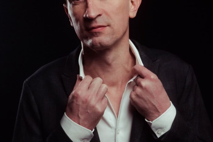 Baptiste Valloy en costume bleu marine chemise blanche en mode portait