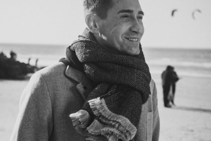 Baptiste Valloy profil droit en bord de plage format portrait