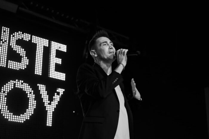 Baptiste Valloy sur la scéne du Macumba