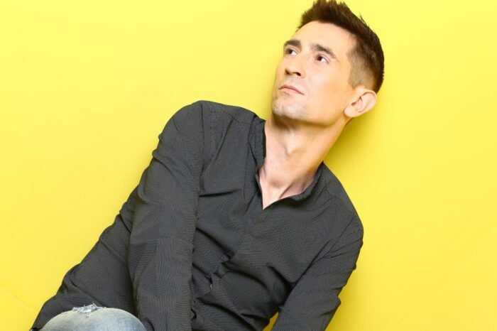 Baptiste Valloy sur un fond jaune regardant vers la gauche